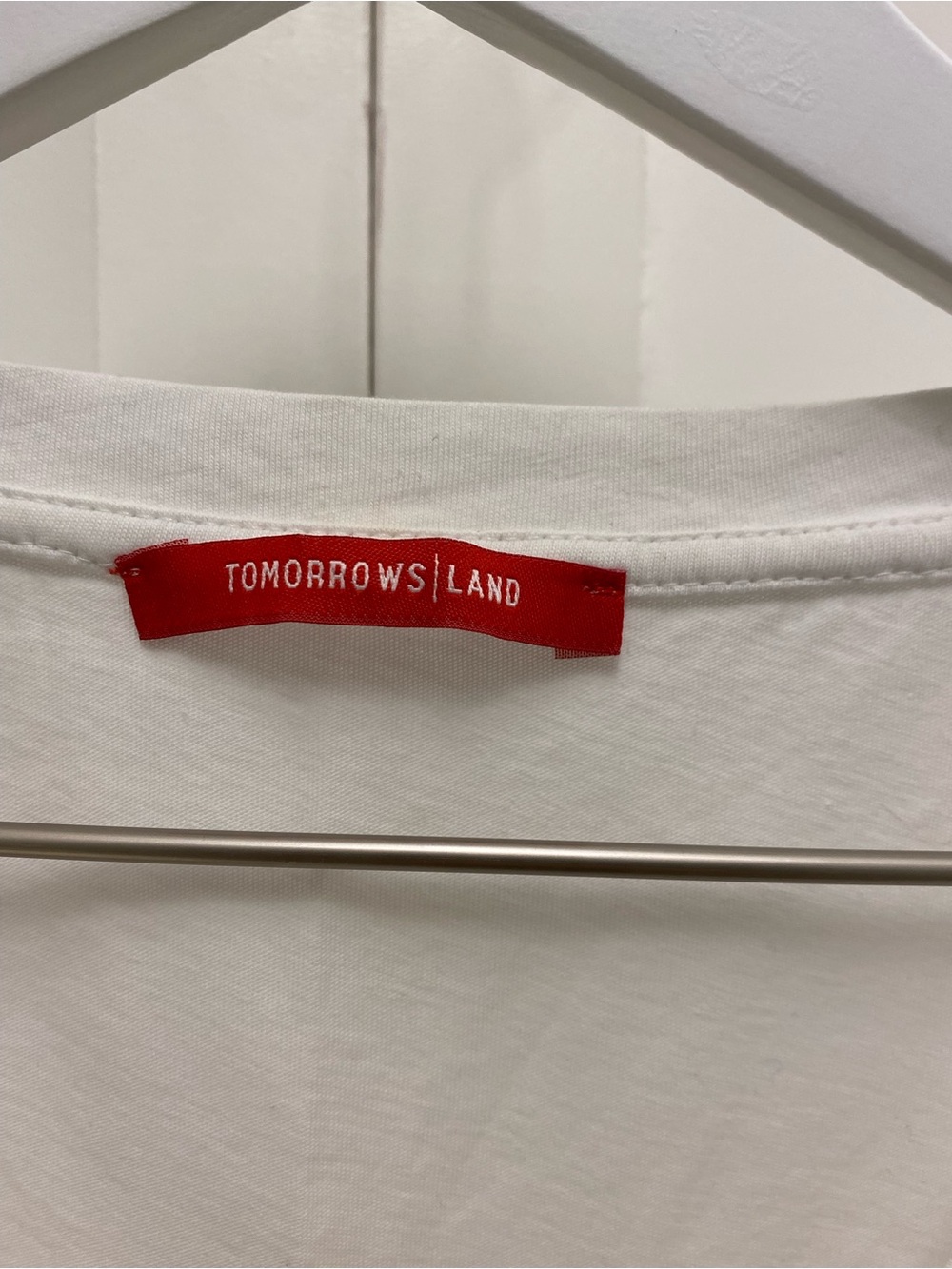TOMORROWLAND White Tee with Red Label - Picture 4 of 6
